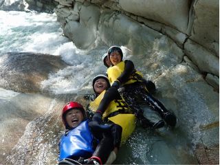 蓬莱渓と呼ばれる非常に美しいスポットで、スライダー!!みんなでいろんな滑り方を試そう☆身長130cmからOK!