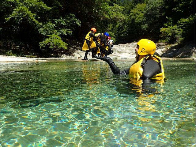 水がキレイなので、こんなトリック写真も楽しめます。ツアー画像は、無料でプレゼント!!