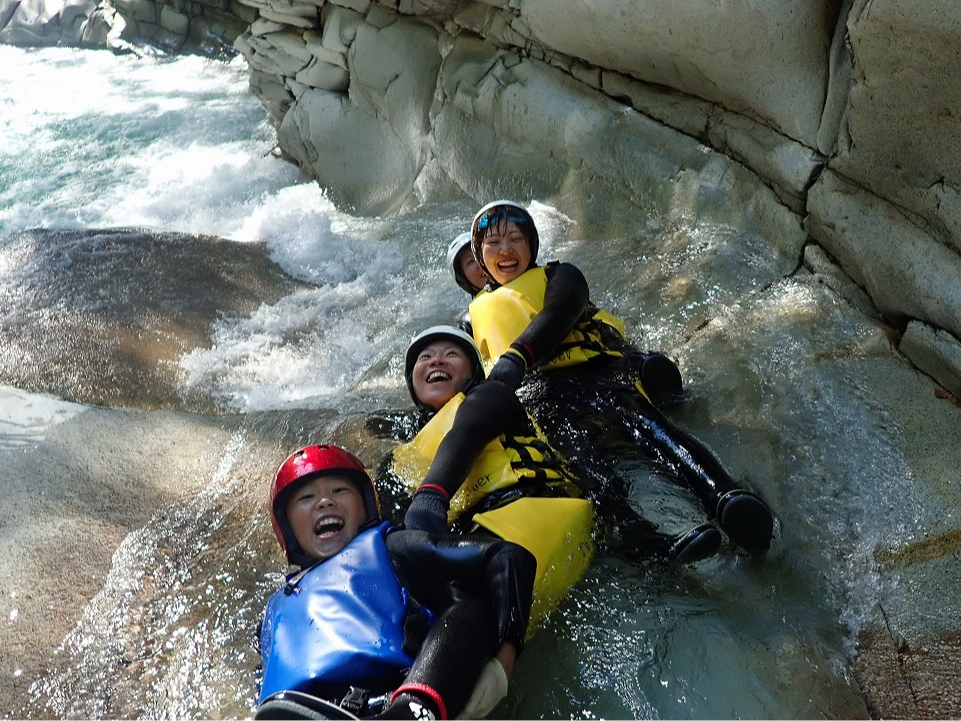 �H���k�ƌĂ΂����ɔ������X�|�b�g�ŁA�X���C�_�[�I�I�݂�Ȃł����Ȋ���������������g��130cm����OK�I