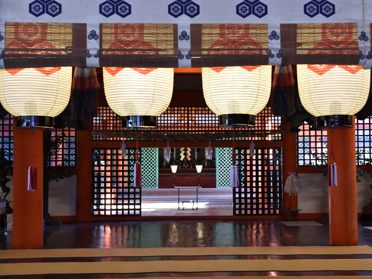 客神社(まろうどじんじゃ)魔除けのハートのくり抜きが...