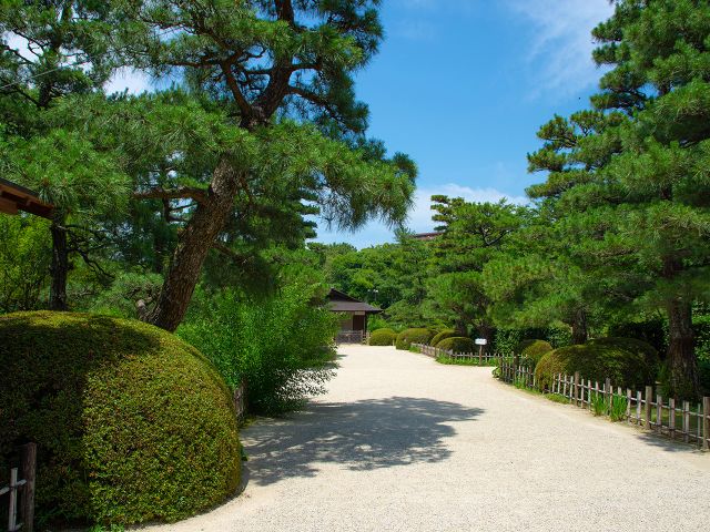 縮景園・市街地である事を忘れさす庭園があります。