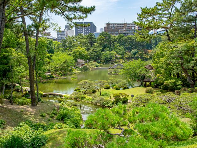 四季折々に異なる表情を見せる茶人上田宗箇作庭の庭園