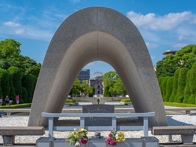 平和公園・慰霊碑から見る原爆ドーム