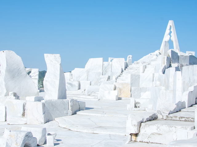 S̋uE嗝΂őꂽAF̐E