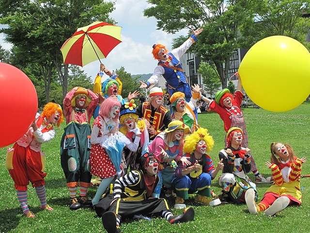 愉快なクラウンたちが園内に登場!笑顔とわくわくをお届けしてくれます!