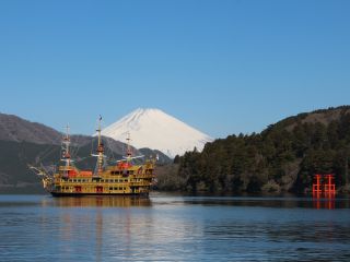 雪化粧をした富士山とクイーン芦ノ湖
