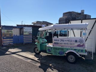 7人乗りのトゥクトゥクで駅までお迎えにあがります。