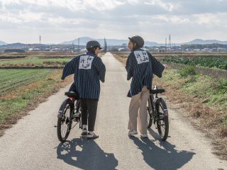 旅の始まりは、松阪木綿の法被(はっぴ)を羽織ることから。江戸っ子たちが「粋」と称賛した藍の縞模様を身に纏えば、気持ちは一気に歴史の旅人へ。