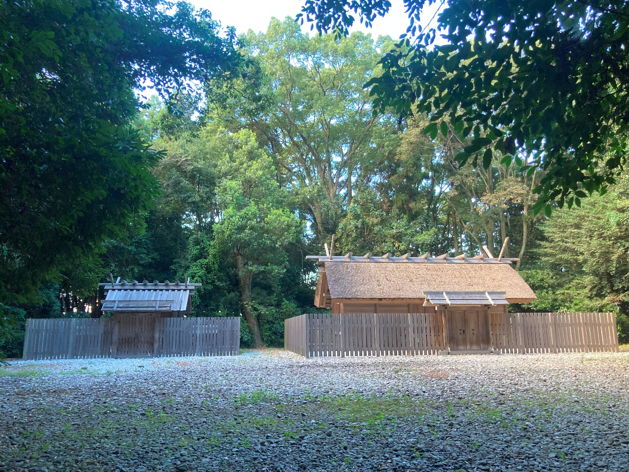 1000�N�����u�閧�̐���v�ցB�Î�ɕ�܂ꂽ�X�ɒ�������̂́A�ɐ��_�{�Ƌɂ߂Đ[���ւ������u�@�a�_�Ёv�B���N�����F��̌���ŗ��j�̐[�w�ɐG���B