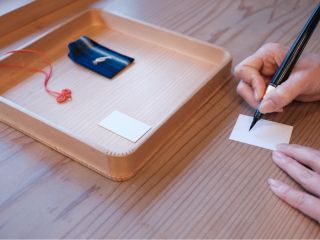 お守りづくり体験。「松阪木綿」の好きな生地を選び、ご自身で書いた願い事の紙と、最強の浄化ツール「精麻」を納めます。