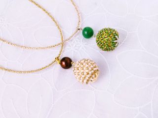 ネッティングという技法で作るネックレス。ブールは少し難しいですが、フォルムがとっても可愛い仕上がりになっています。