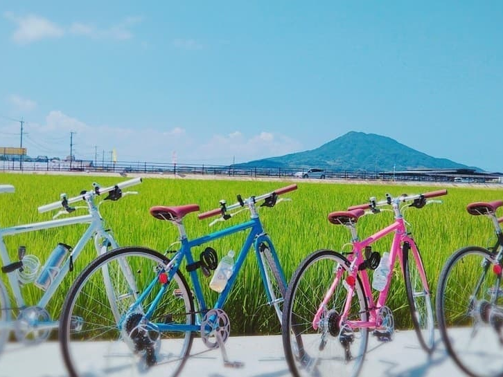 糸島で話題のスポットを巡るツアーガイド♪糸島富士をバックにカラフルな自転車が勢揃い★