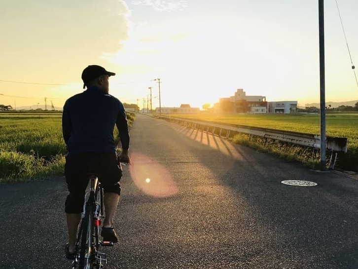 日の出に向けて田んぼを駆け抜けます