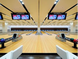 豊かな自然に抱かれた広大な癒しの空間に佇む、純和風&最新設備のボウリング場です。 和の色調で統一された落ち着きのある館内に、充実の20レーンを用意しました。