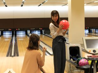 仲間が集まればたのしい!ご家族さまでも、カップルでも、お友達どうしでも、みんなでボウリングを楽しみましょう♪
