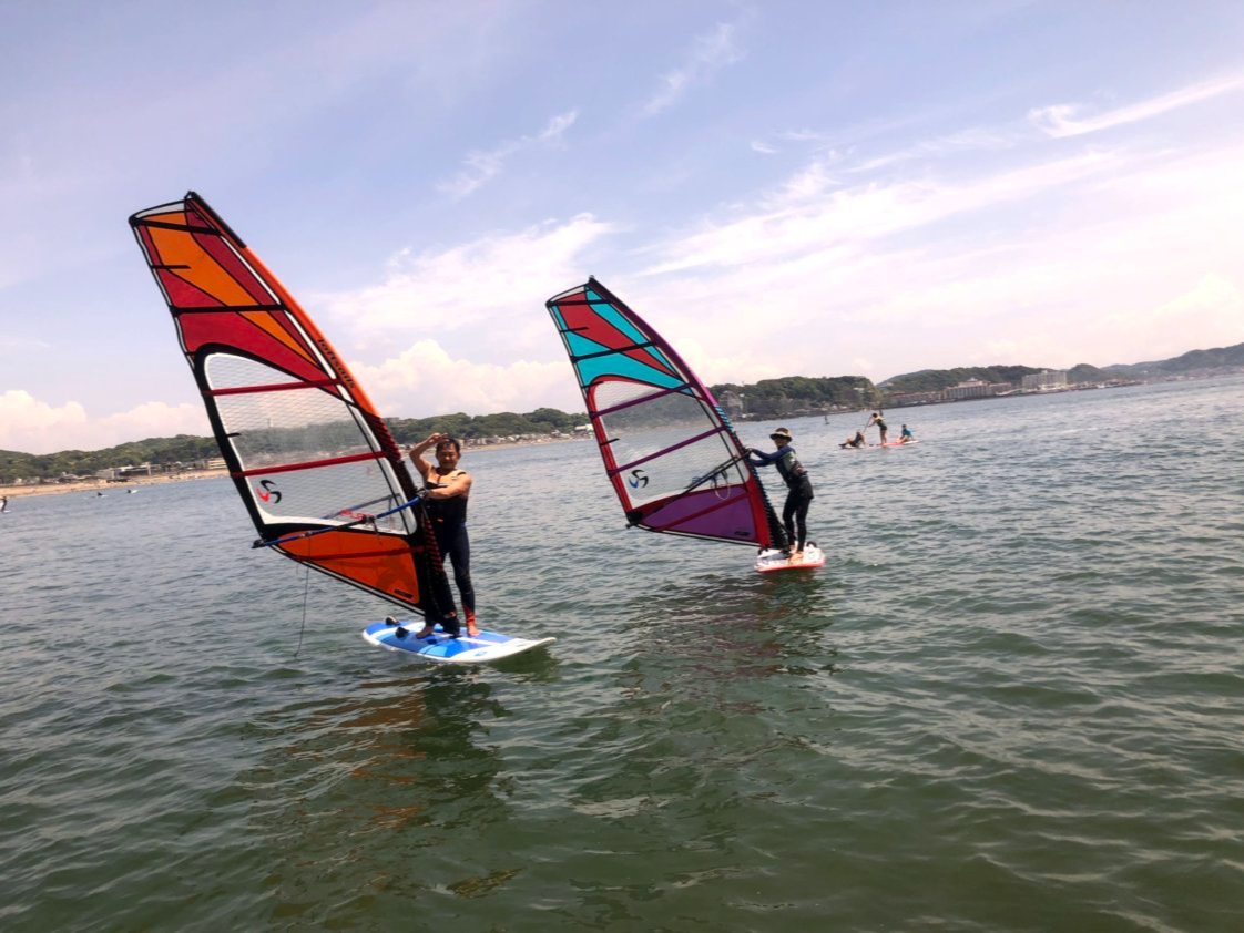 海上でクルージング