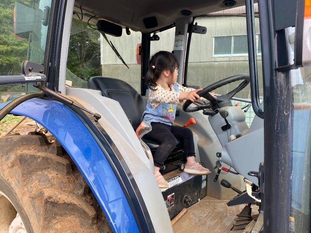 小さなお子様もトラクターに座っていただけます(※動きません)