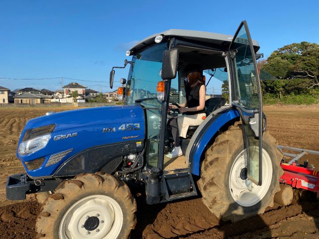 おしゃれな格好でトラクターに乗り込もう!