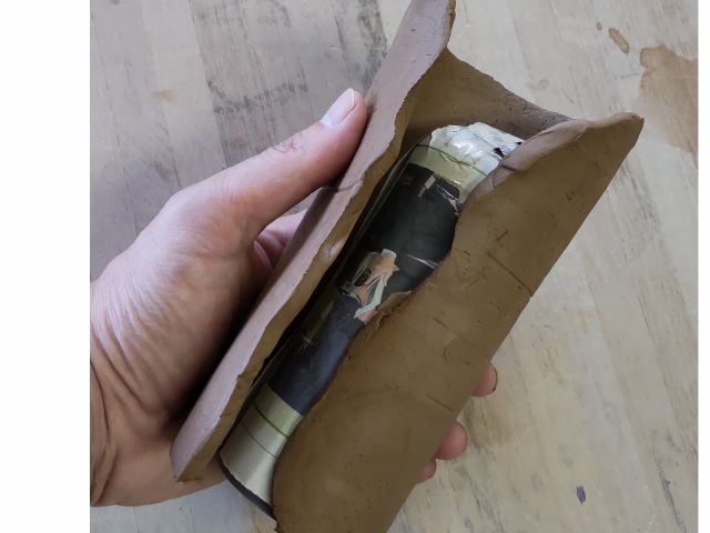 【制作手順B 粘土を型に巻きつけます。