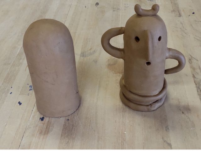 【制作手順】C 円柱の粘土に、目・鼻・手を付け、ポーズを決めます。