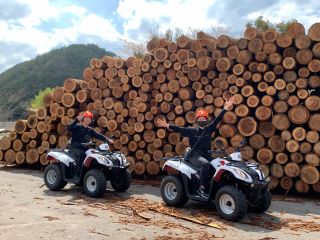 50ccの四輪バギーを運転して街や山や河川敷を楽しみます!ヘルメットにはインカム付なのでおしゃべりしながらツーリング気分を味わえます。