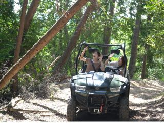 大型バギーで、本格的な林道や山道を走ります