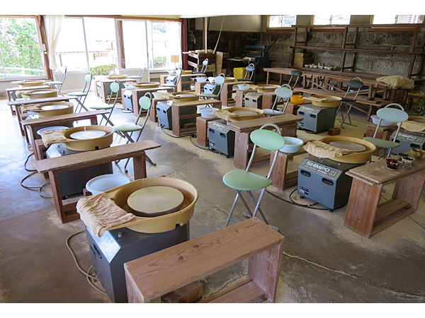 制作場所には、電動ろくろがズラリと並んでます。