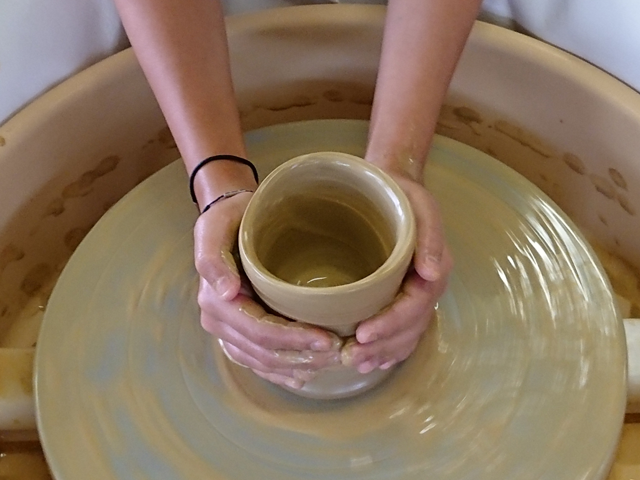 粘土の形がどんどん変わっていく…不思議な感覚が味わえるのがろくろ体験の楽しいところです!