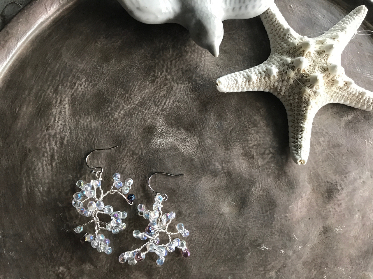 ピアス、イヤリングご希望の物を作ることができます。材料も豊富な中からセレクト可能!一点物の作品が作れます