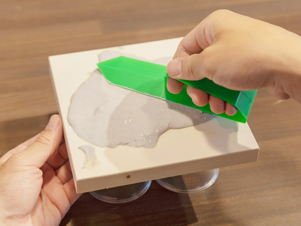 実際に職人が扱う「コテ」という道具で漆喰を塗っていきます。