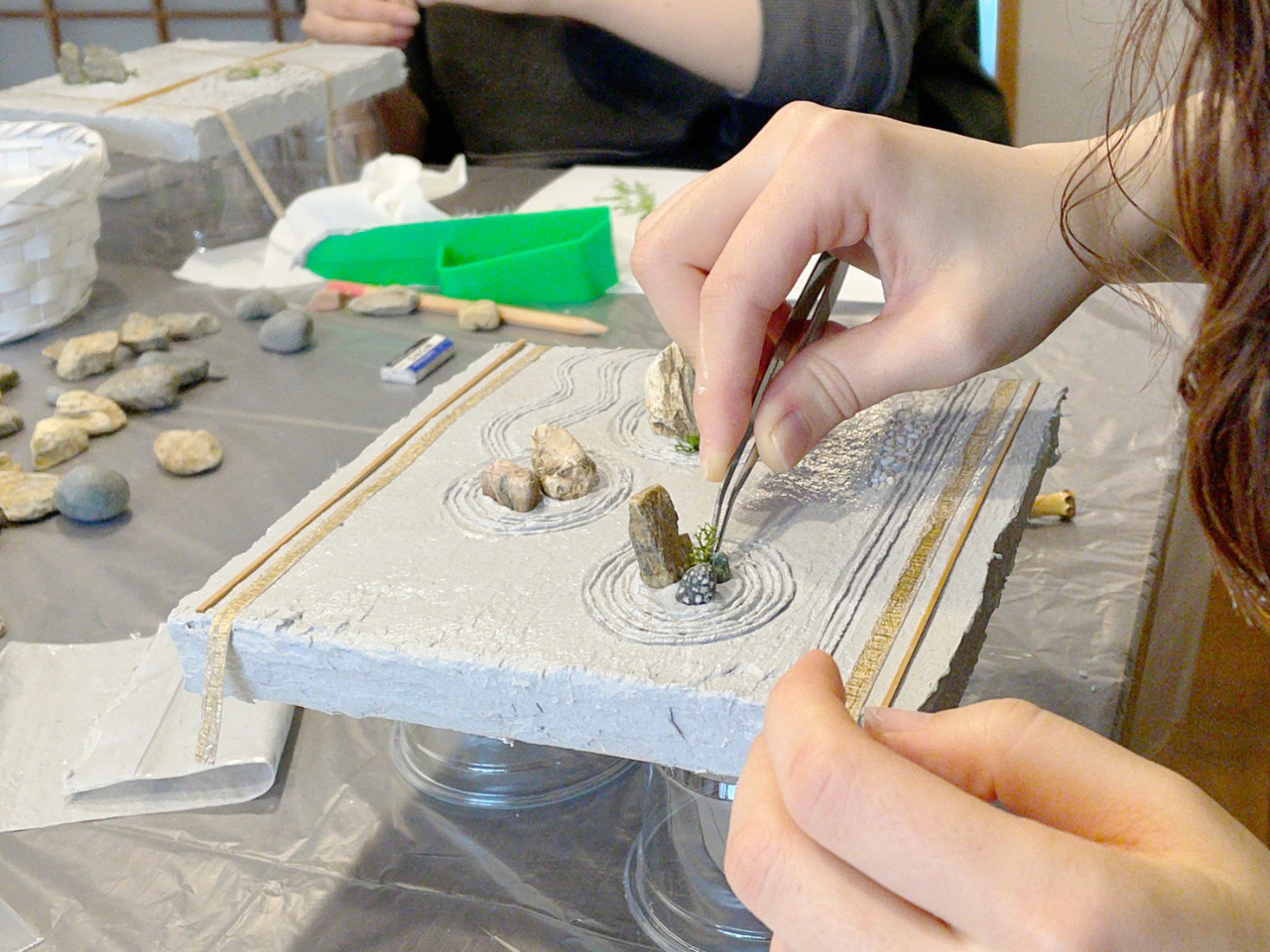 ピンセットを使って、苔を植えます。