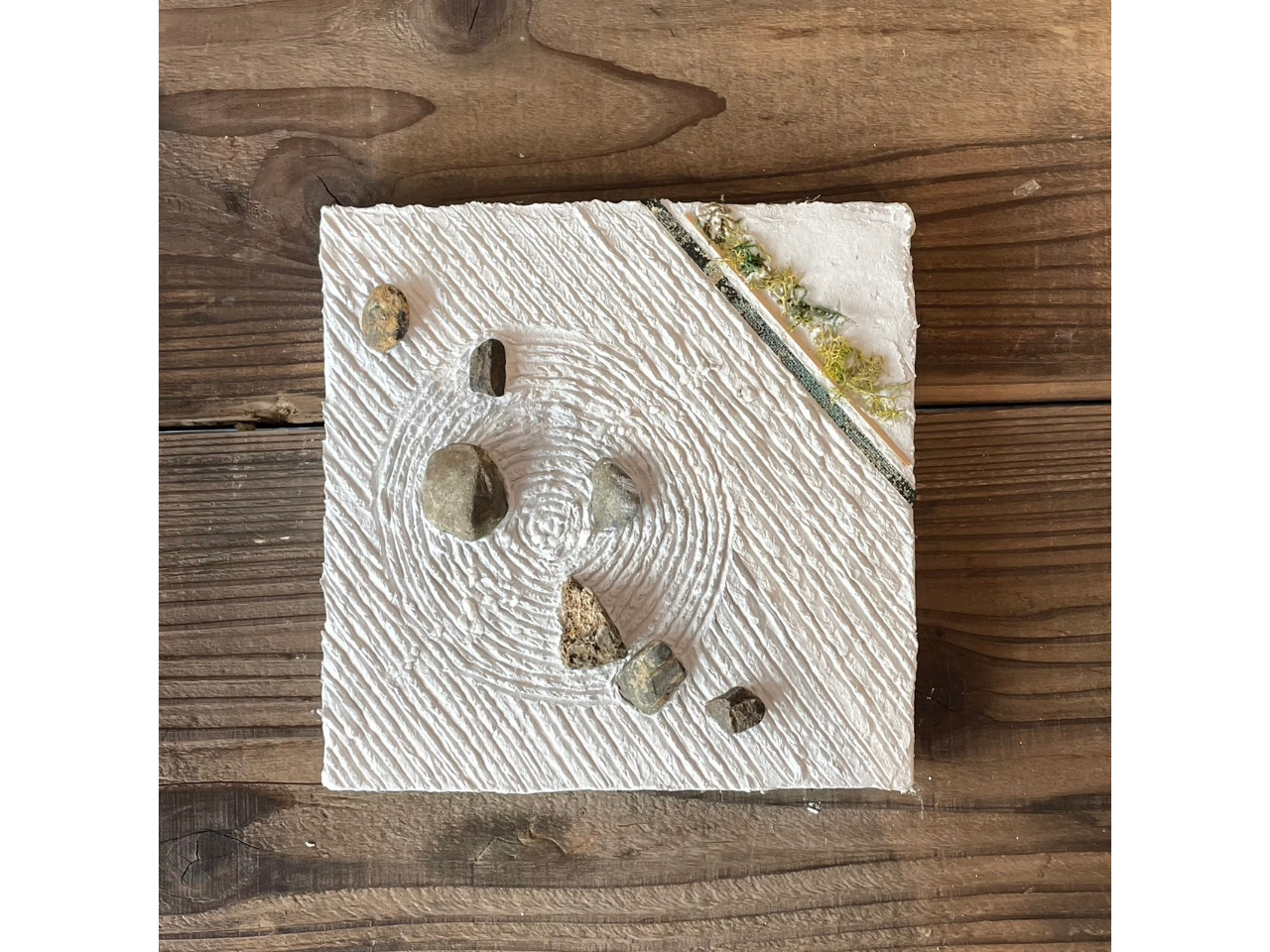 玄関先やトイレに飾ると効果的です。漆喰は消臭・調湿作用・抗菌作用があります。