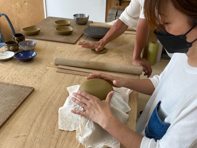 型へ押し付けて、お皿を作っています!