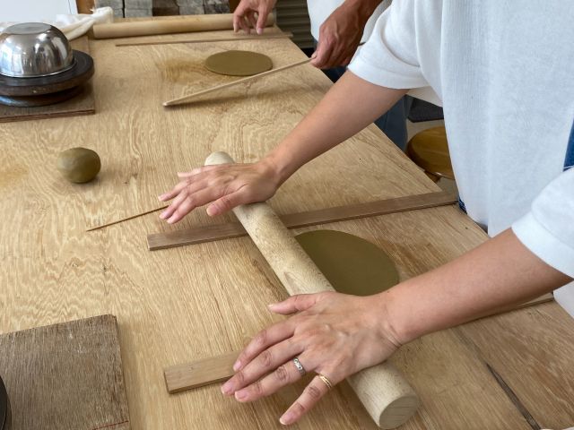 粘土を板状に伸ばします。
