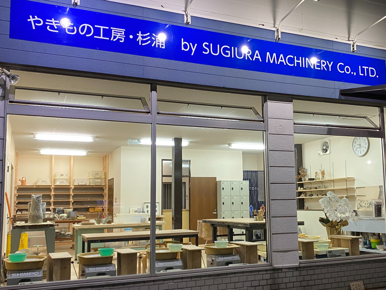 明るい雰囲気のオープンな教室です。