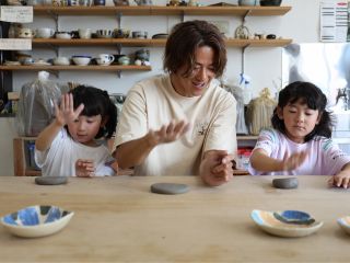簡単にお皿を作ろう!叩いて叩いて。最初に粘土の玉を、叩いて平たく伸ばします。
