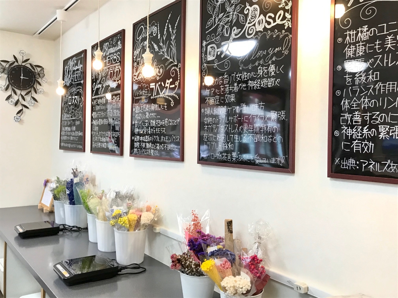 アロマ雑貨販売&手作り体験のお店 ・ 店内は心地良い香りに包まれています