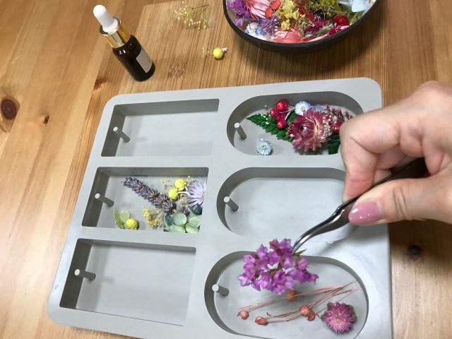 出来上がりをイメージしてデコレーション花材をレイアウト中 ♪ ワクワク楽しい作業です