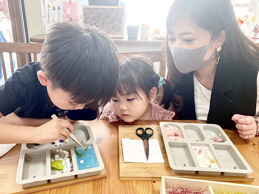 お子様にも簡単に楽しくお作りいただけます♪ 集中して飾りつけ中☆