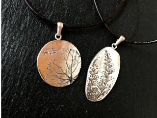 葉っぱを直接スタンプしたペンダント。アルファベットや数字もOK!