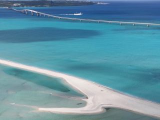 干潮の時間だけ現れる幻の砂浜<ユニの浜>