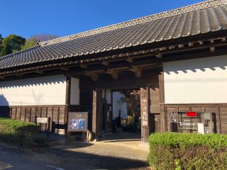 1000坪の敷地を有する築150年の農村家屋を活用したつくば文化郷の敷地内にあります