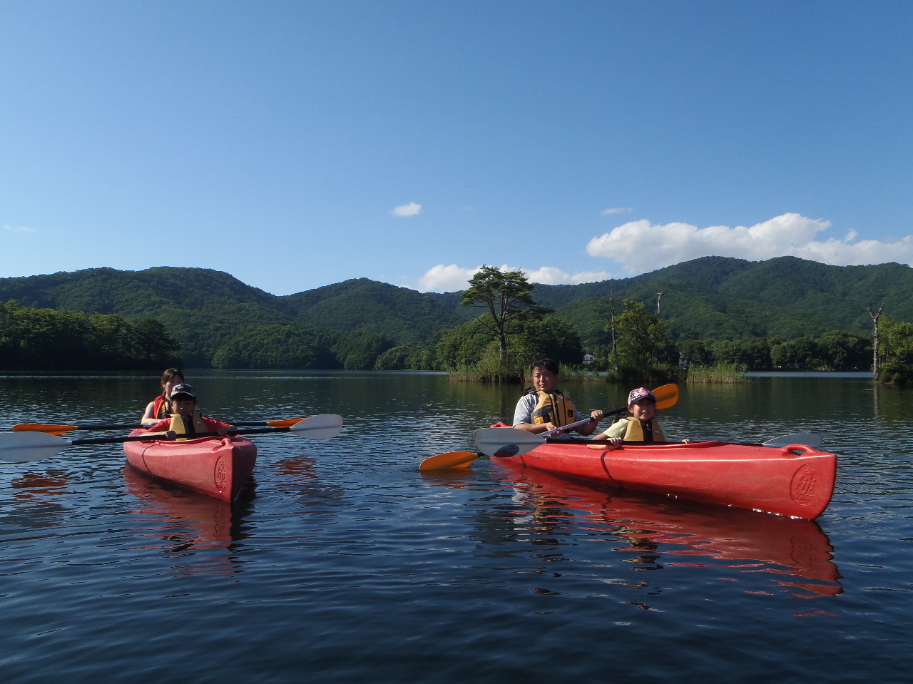 家族は分かれて乗ってお互い写真を撮ったり、水の引っ掛けっこ?したり・・・思い出膨らみます。