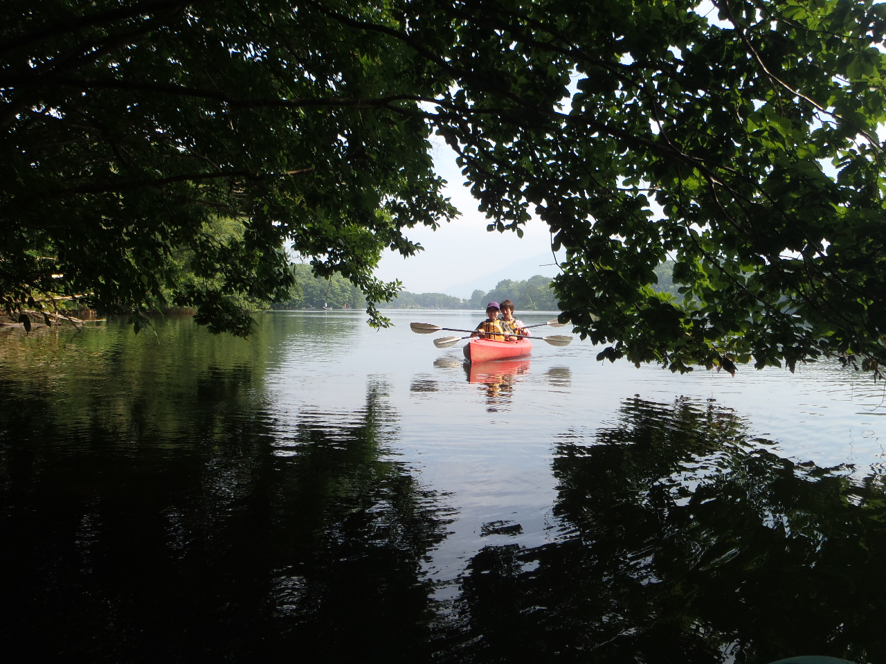 暑い夏は木陰でひと休み。 おやつ付きでちょっと優雅に?もぐもぐタイム。後半に向けてパワーアップ!