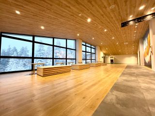 2025年12月OPEN【パノラマラウンジ】開放感あふれる窓から、ゆったりと広大な北アルプスの景色を一望することができるスポットです