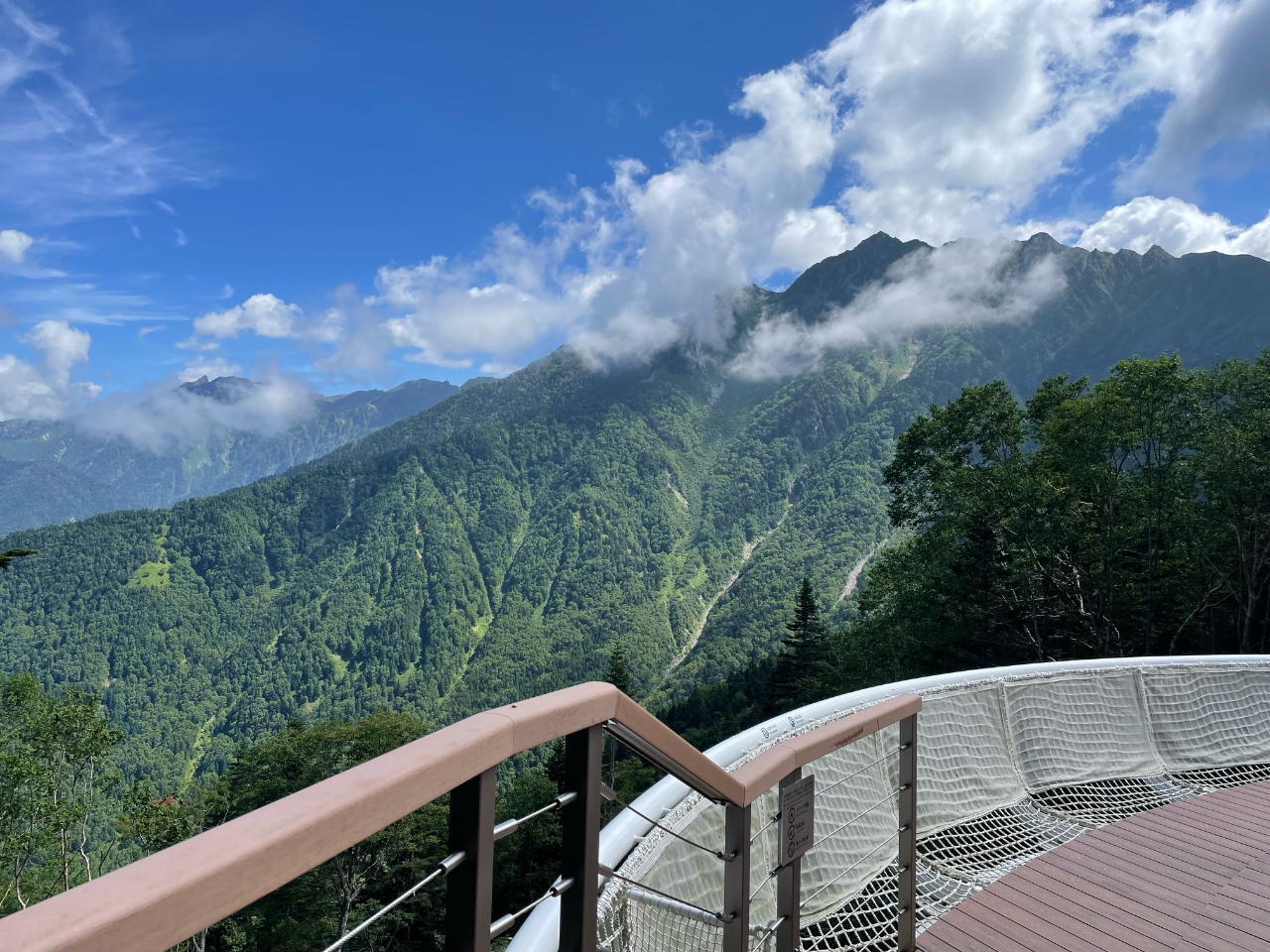 �y���̉�L�z���n������̐�i�A�W��2000m���璭�߂�k�A���v�X�̎R�X�͈��|�����������ł�