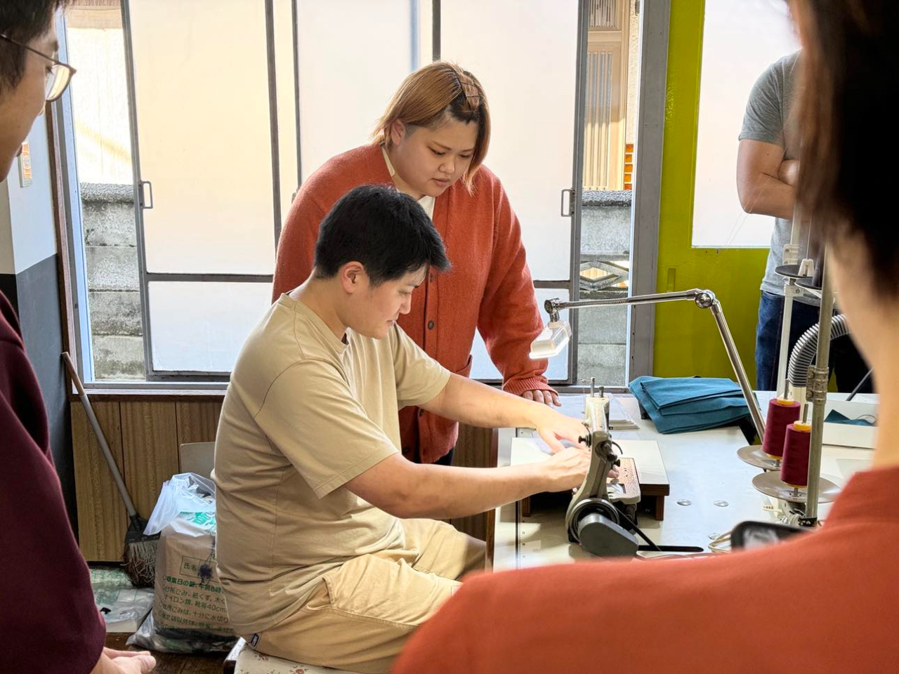 手袋専用ミシンでの縫い体験もできます♪