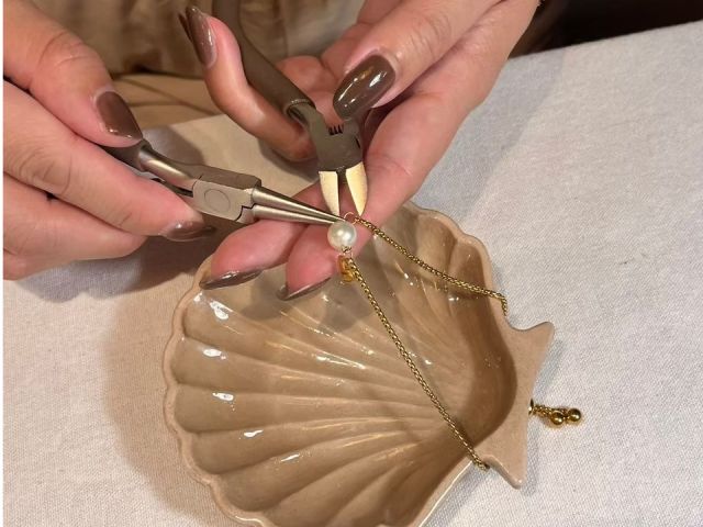 取り出した真珠が目の前でお気に入りのアクセサリーに仕上がっていく様子も楽しみのひとつ。