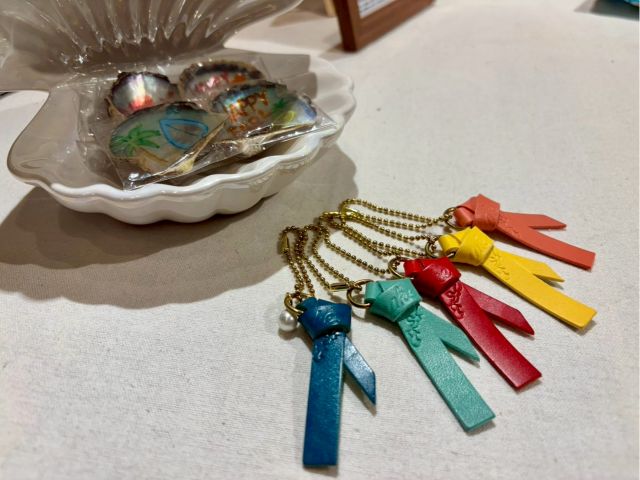 レザーのサングヮーに真珠の輝きが加わって、あなたの願いをしっかりサポート