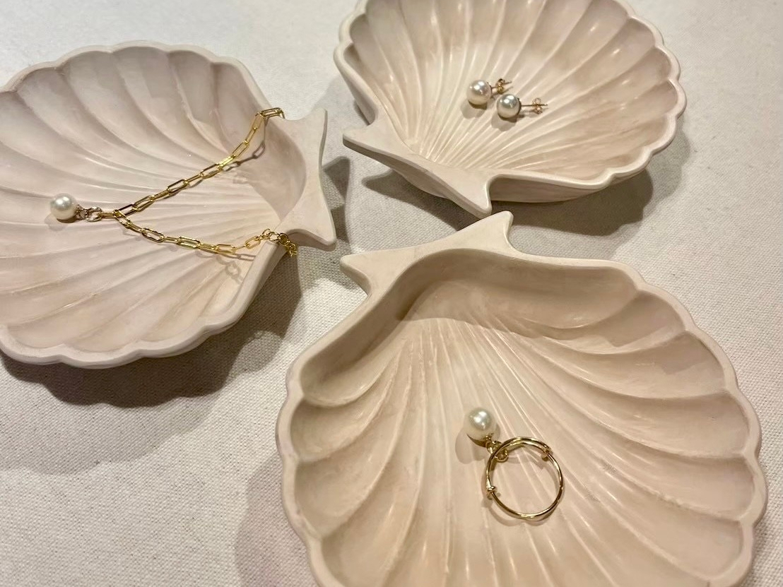 一粒ごとに色味・形・サイズが異なる、国産本真珠との出会いを堪能してください。こだわり派の方におすすめの、貴重な体験です。